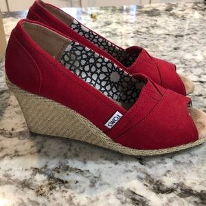 Toms red wedges